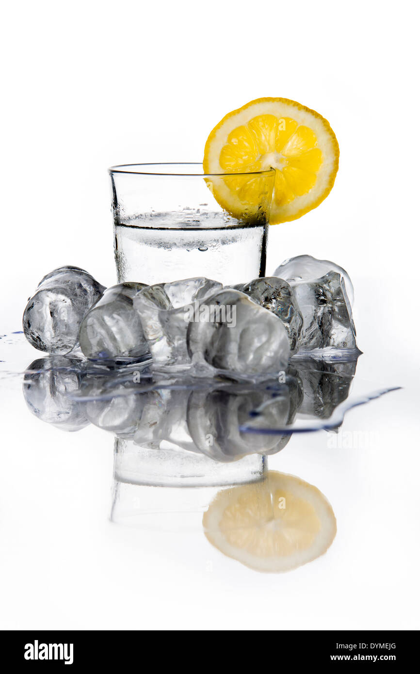 Verre d'eau avec une tranche de citron un des cubes de glace Banque D'Images