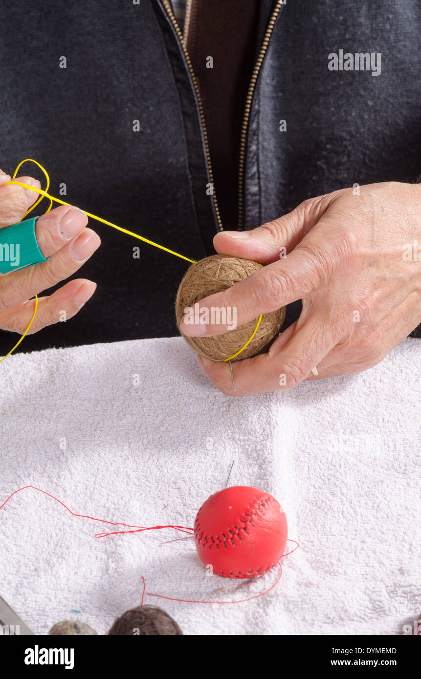 Les mains d'experts traditionnels couture sport balls Banque D'Images