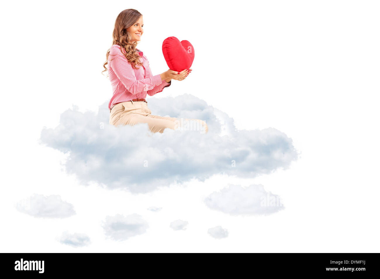 Femme tenant un cœur rouge assis dans les nuages Banque D'Images