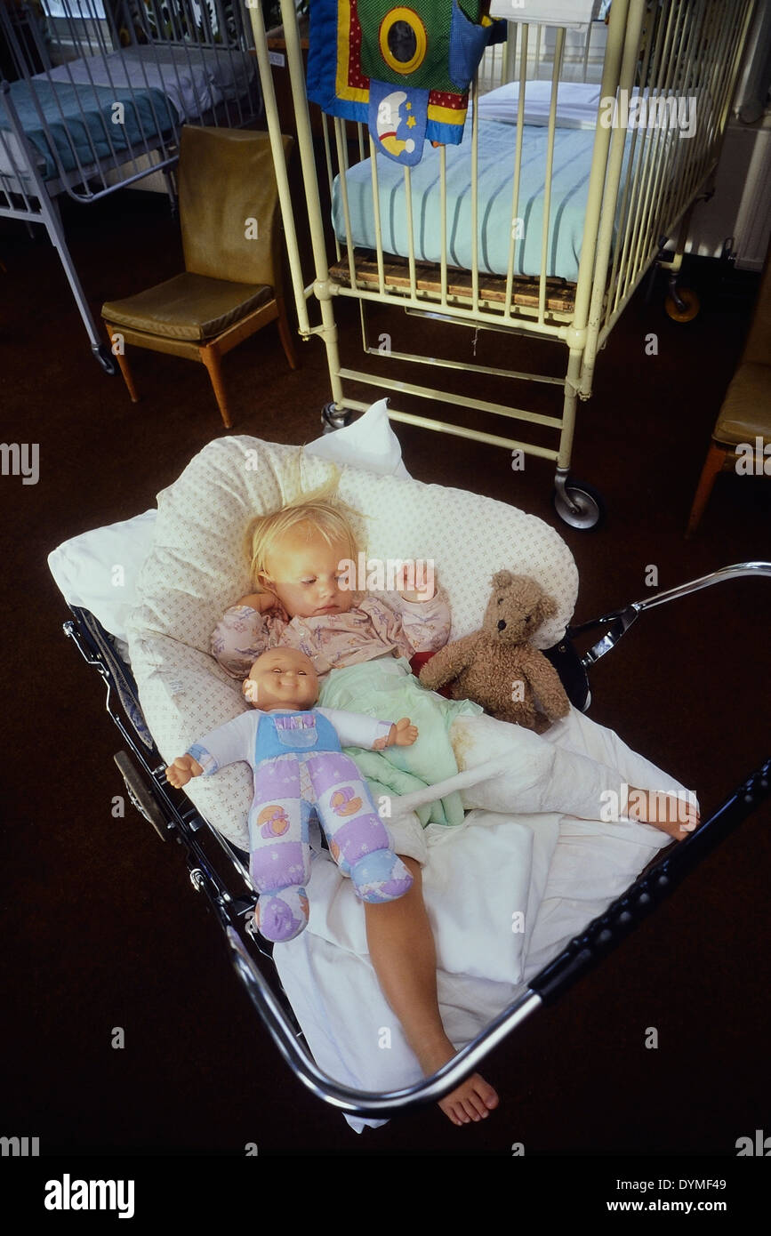 Un jeune enfant de sexe féminin à l'hôpital avec un plâtre sur sa jambe et de la hanche Banque D'Images