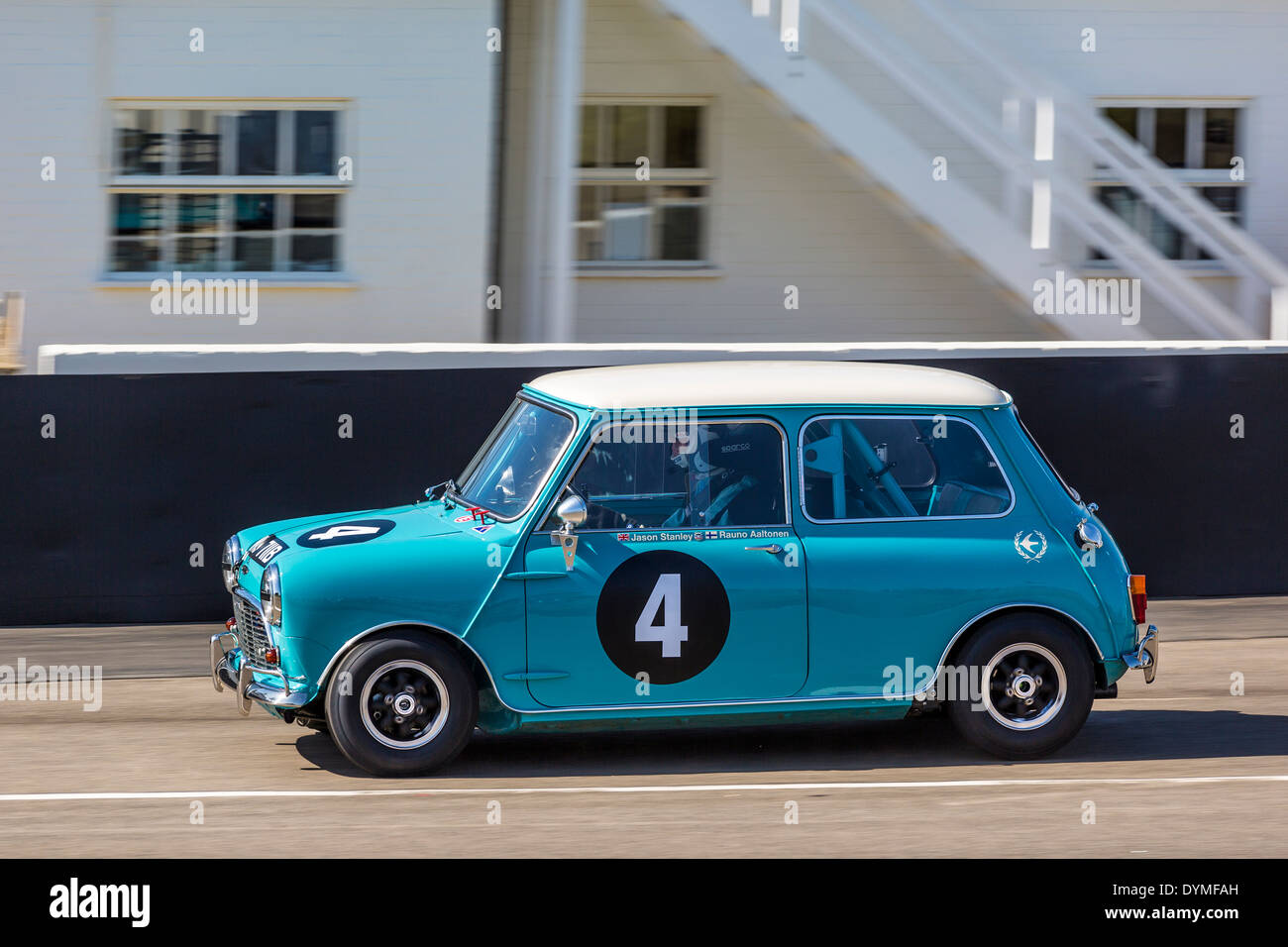 1964 Austin Mini Cooper S avec chauffeur Jason Stanley, Sears course pour le trophée, 72e réunion des membres de Goodwood, Sussex, UK. Banque D'Images