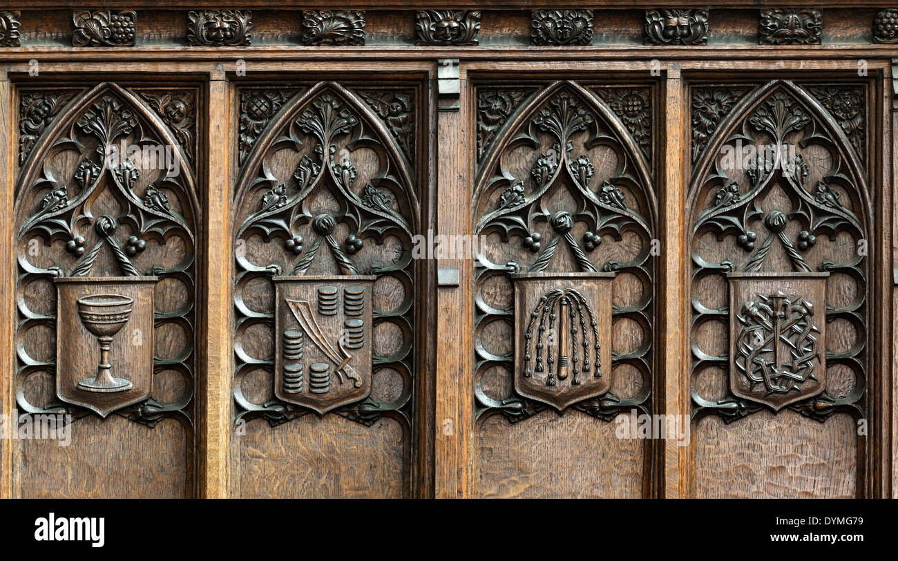 Les instruments de la Passion du Christ sculptées par Mouseman Thompson de Kilburn, Tous les Saints de l'église de la chaussée, de la ville de York, Angleterre Banque D'Images