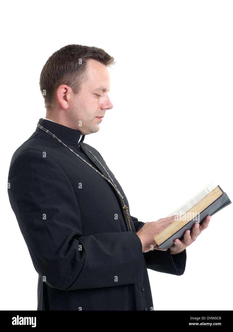 Prêtre catholique, la lecture de la Sainte Bible shot on white Banque D'Images