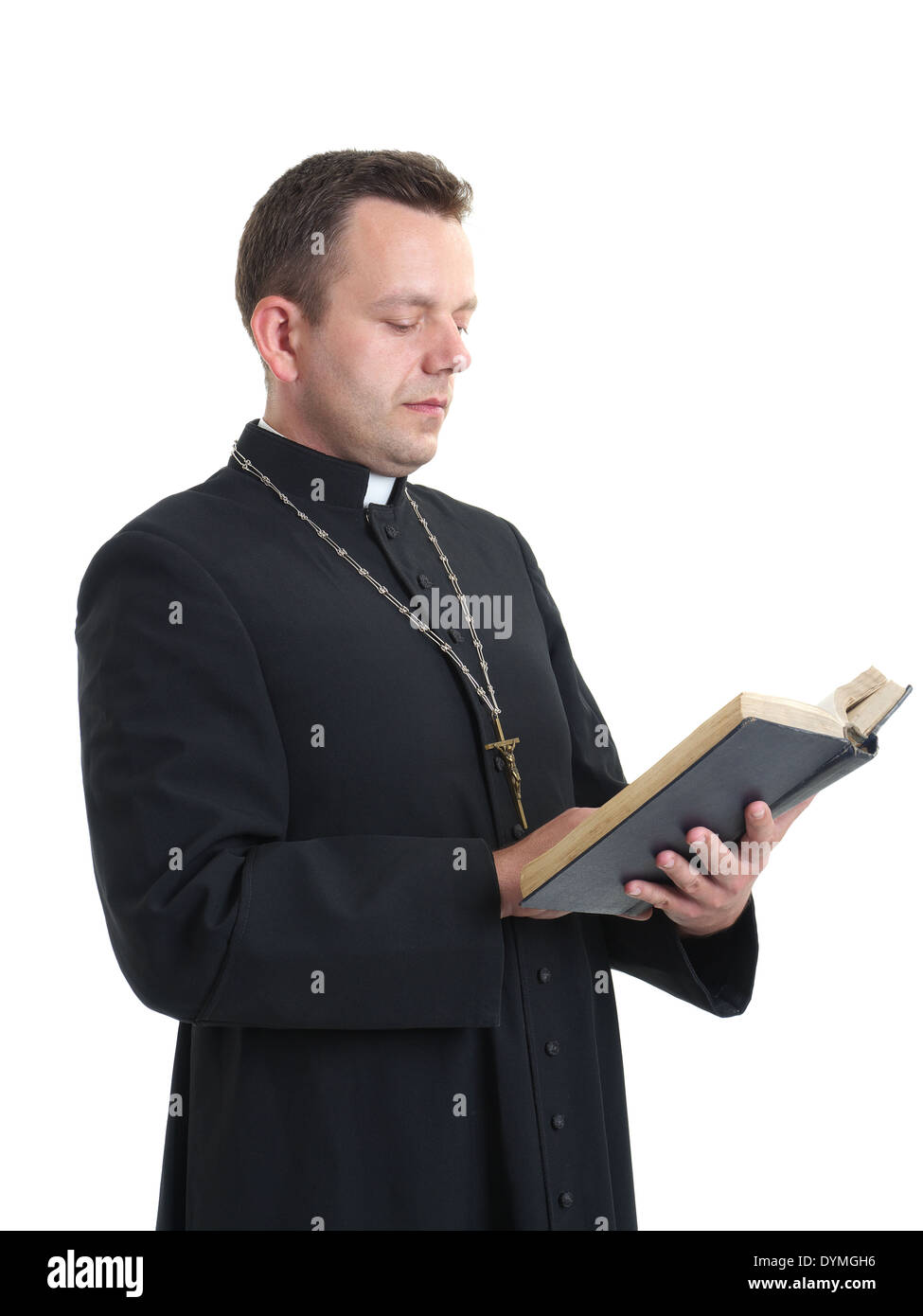 Prêtre catholique, la lecture de la Sainte Bible shot on white Banque D'Images