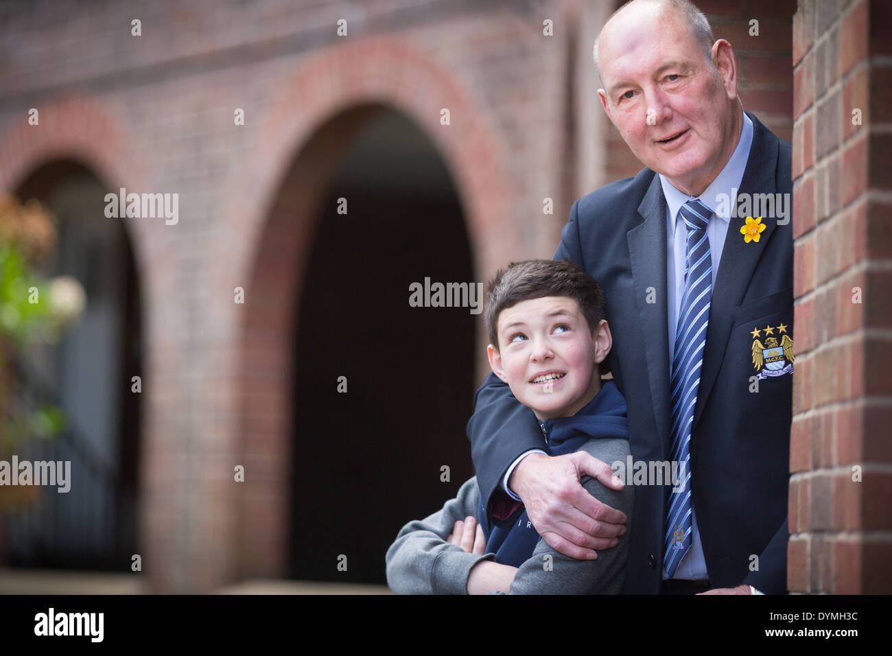Petit-fils Joseph ressemble à son grand-père ex MCFC player Joe Corrigan Banque D'Images Petit-fils Joseph ressemble à son grand-père ex MCFC player Joe Corrigan Banque D'Images