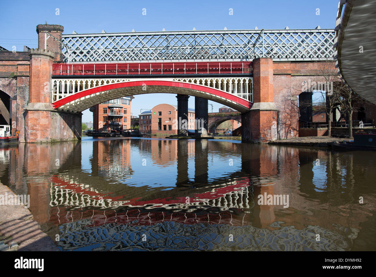 Le Castlefield Manchester zone bassin viaduc fer reflet dans le Rochdale Canal qu'il rencontre le Canal de Bridgewater Banque D'Images