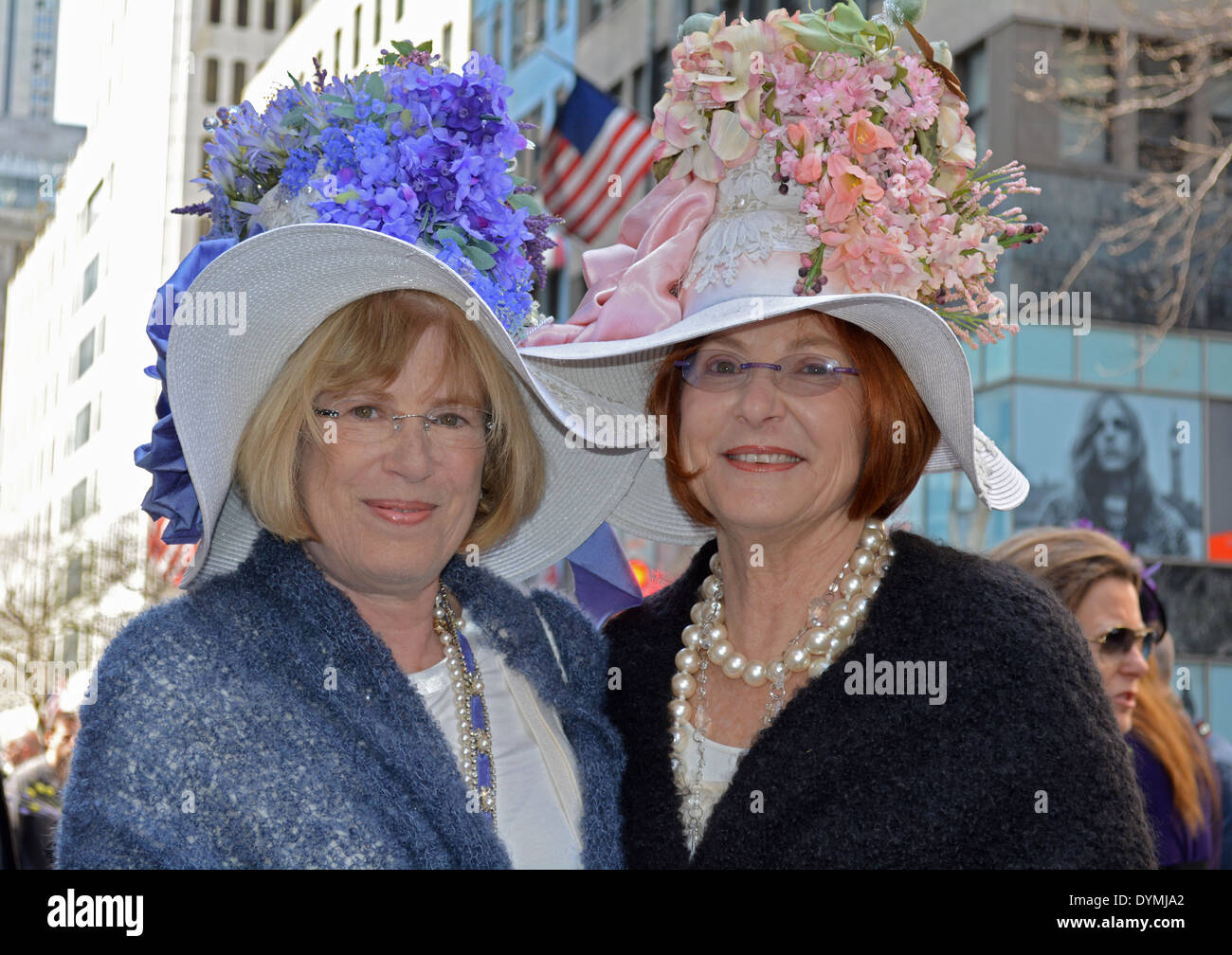 Un jeune de 2 femmes dans leurs bonnets à fleurs de Pâques à la parade de Pâques à Midtown Manhattan, New York City Banque D'Images