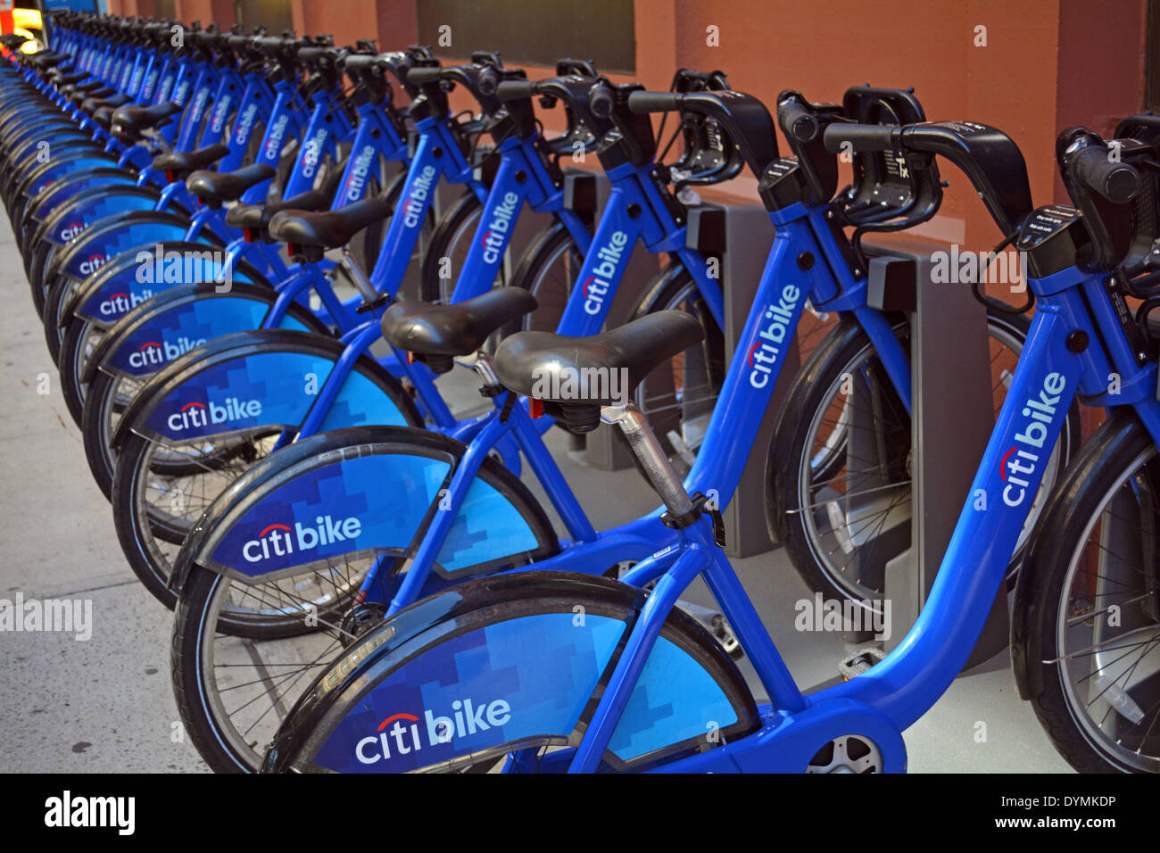 L'une des 330 stations d'accueil pour la location de vélos Citi, New York City's programme de partage de vélos. Dans Greenwich Village. Banque D'Images