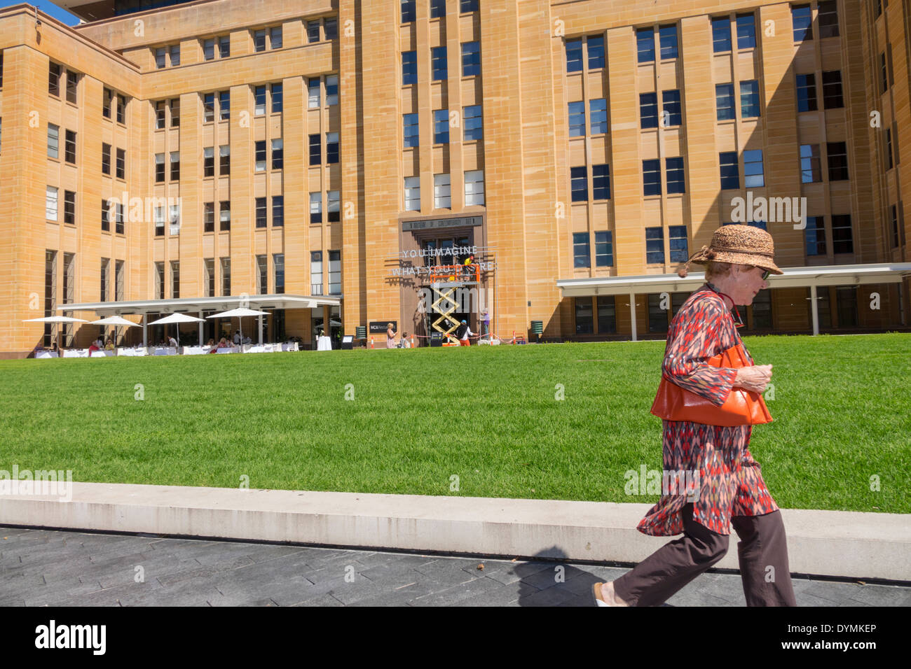 Sydney Australie,West Circular Quay,Museum of Contemporary Art,MCA,installation d'œuvres d'art,panneau,femme femme femme,marche,AU140308084 Banque D'Images