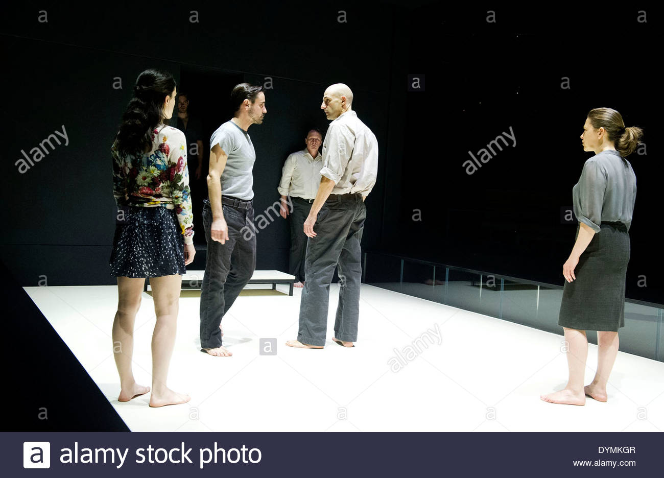 Vue Du Pont D Arthur Miller Mise En Scene Ivo Van Hove Avec Phoebe Fox Comme Catherine Emun Elliott Que Marco Mark Strong Eddie Michael Gould Comme Alfieri Nicola Walker Comme Beatrice S Ouvre