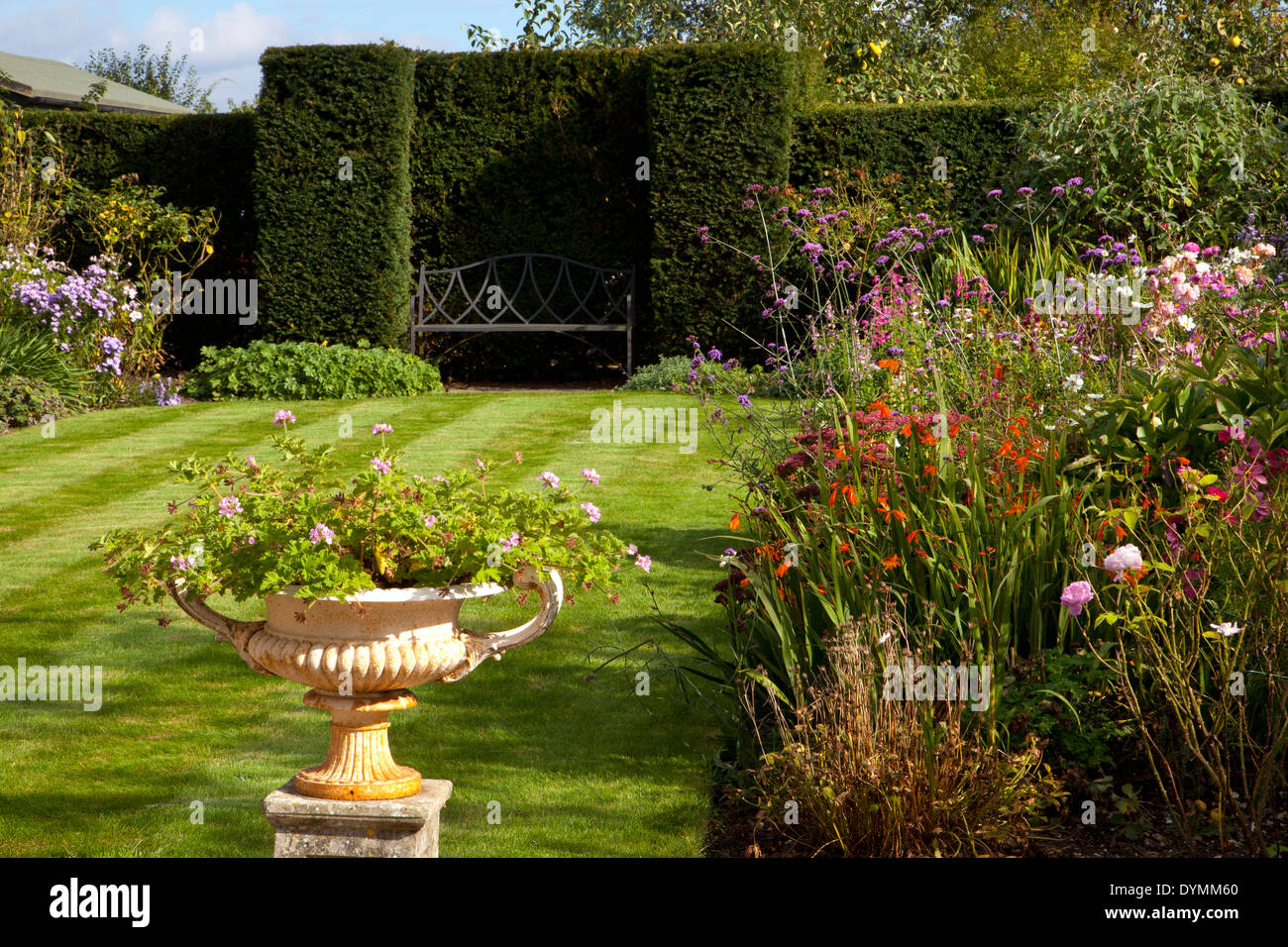 Jardin anglais officiel , avec pelouse entourée de plantes été Pensionnaires Banque D'Images