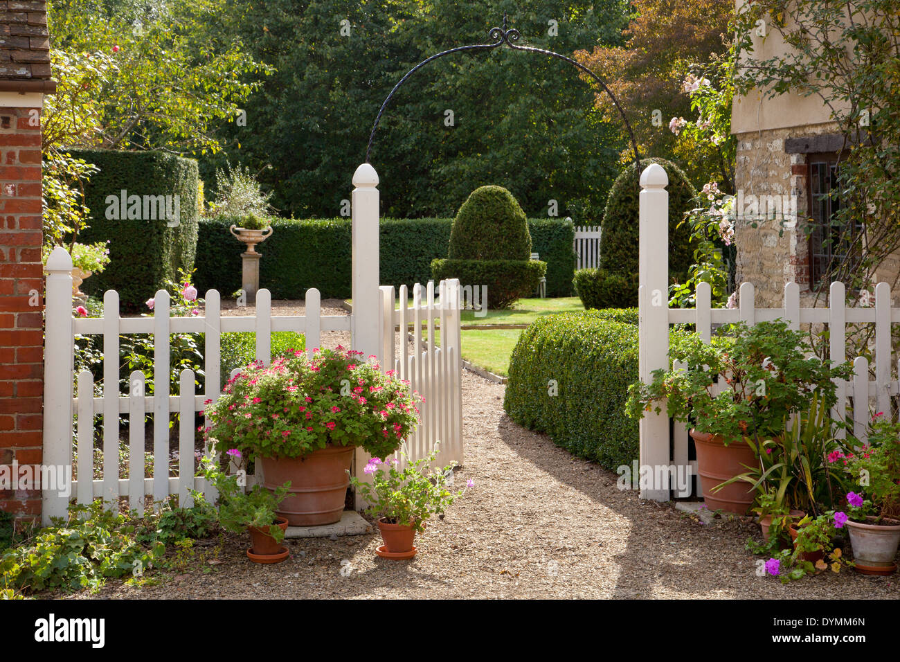 Clôture blanche et entrée fermée à l'anglais jardin d'été Banque D'Images