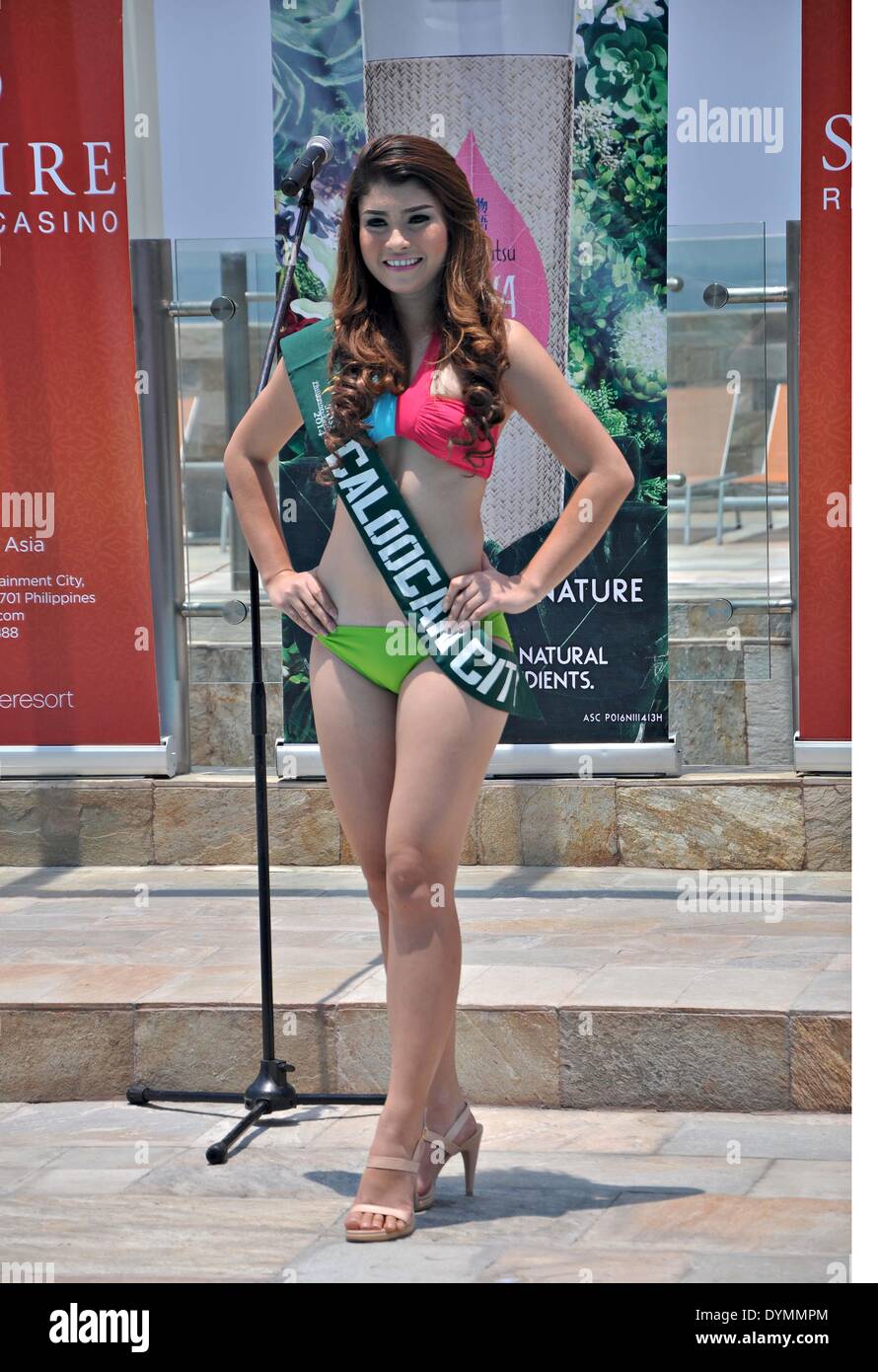 Manille, Philippines, le 22 avril : les futurs candidats à l'élection de  Miss Terre 2014 Philippines le mardi de la piscine d'un hôtel lors d'une  conférence de presse. Quelques 49 candidats seront