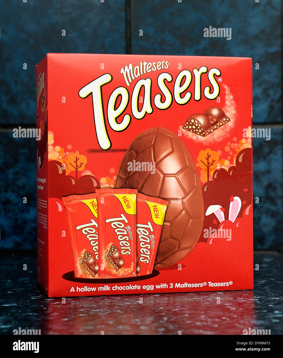 Maltesers réflexion easter egg design rouge fort Banque D'Images