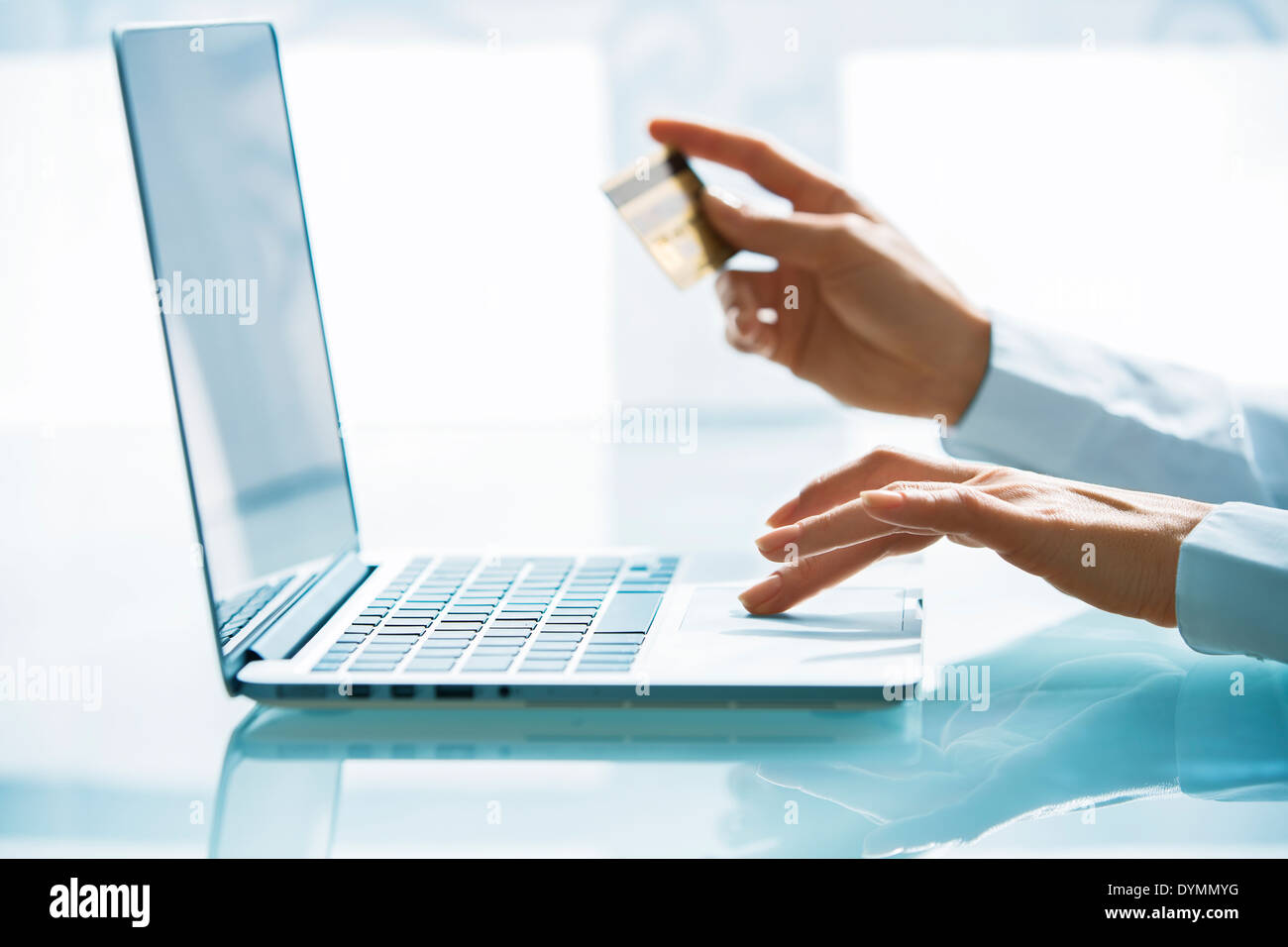 Woman shopping sur Internet avec ordinateur portable et une carte de crédit Banque D'Images