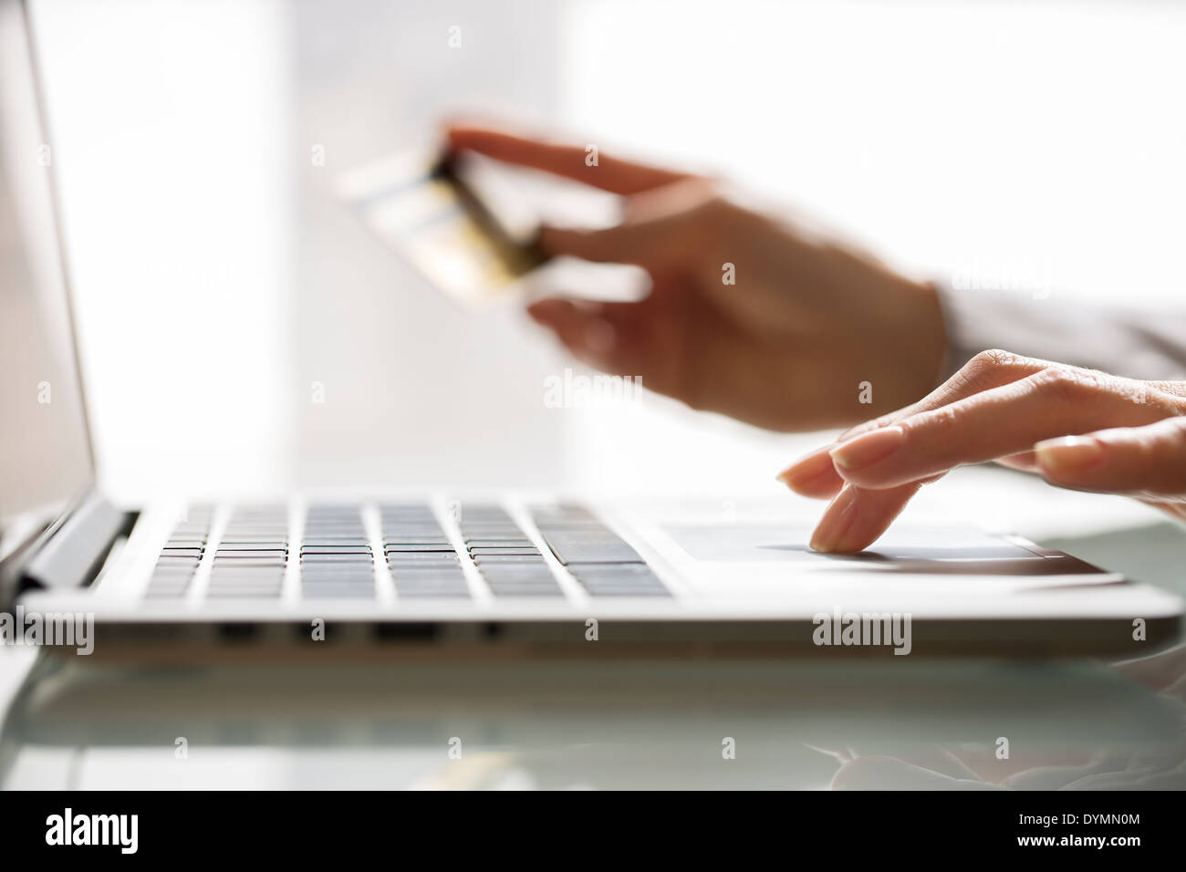 Woman shopping sur Internet avec ordinateur portable et une carte de crédit Banque D'Images
