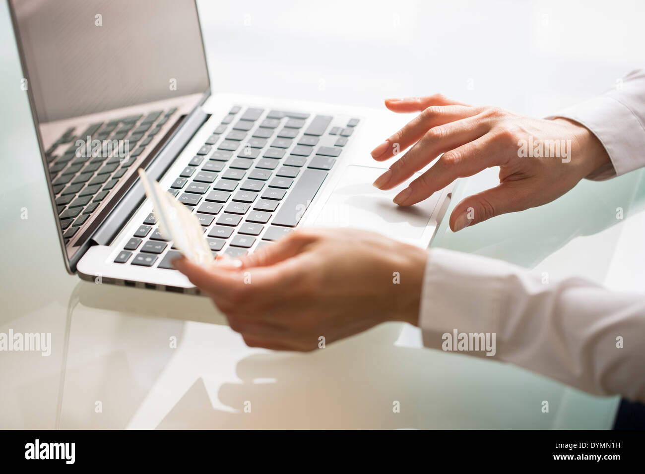 Woman shopping sur Internet avec ordinateur portable et une carte de crédit Banque D'Images