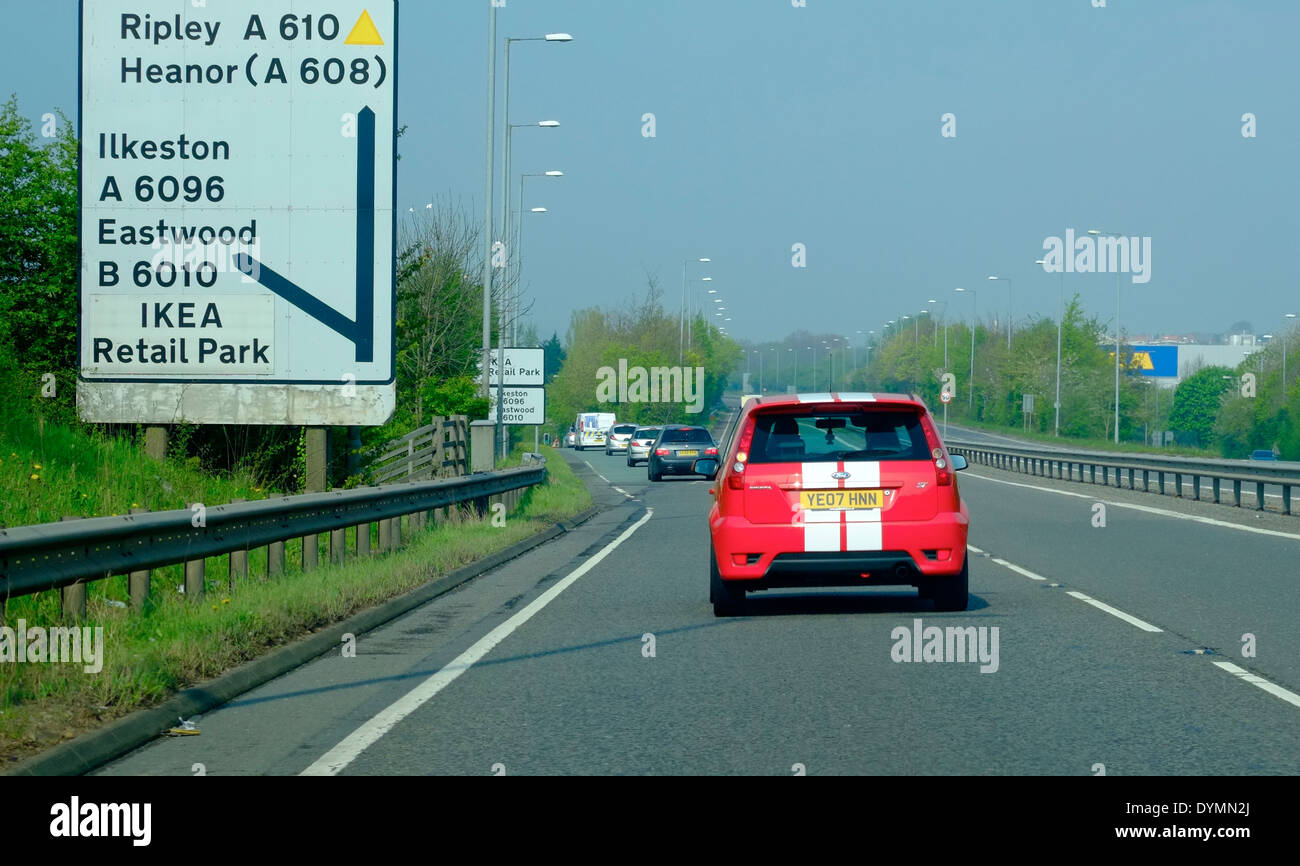 Une Ford Fiesta ST rouge indiquant de quitter la voie à double sortie près de Ikea retail park Nottingham England uk Banque D'Images