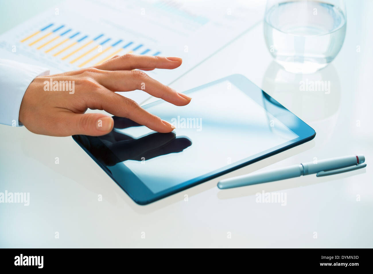 Businesswoman using tablet pc in office Banque D'Images