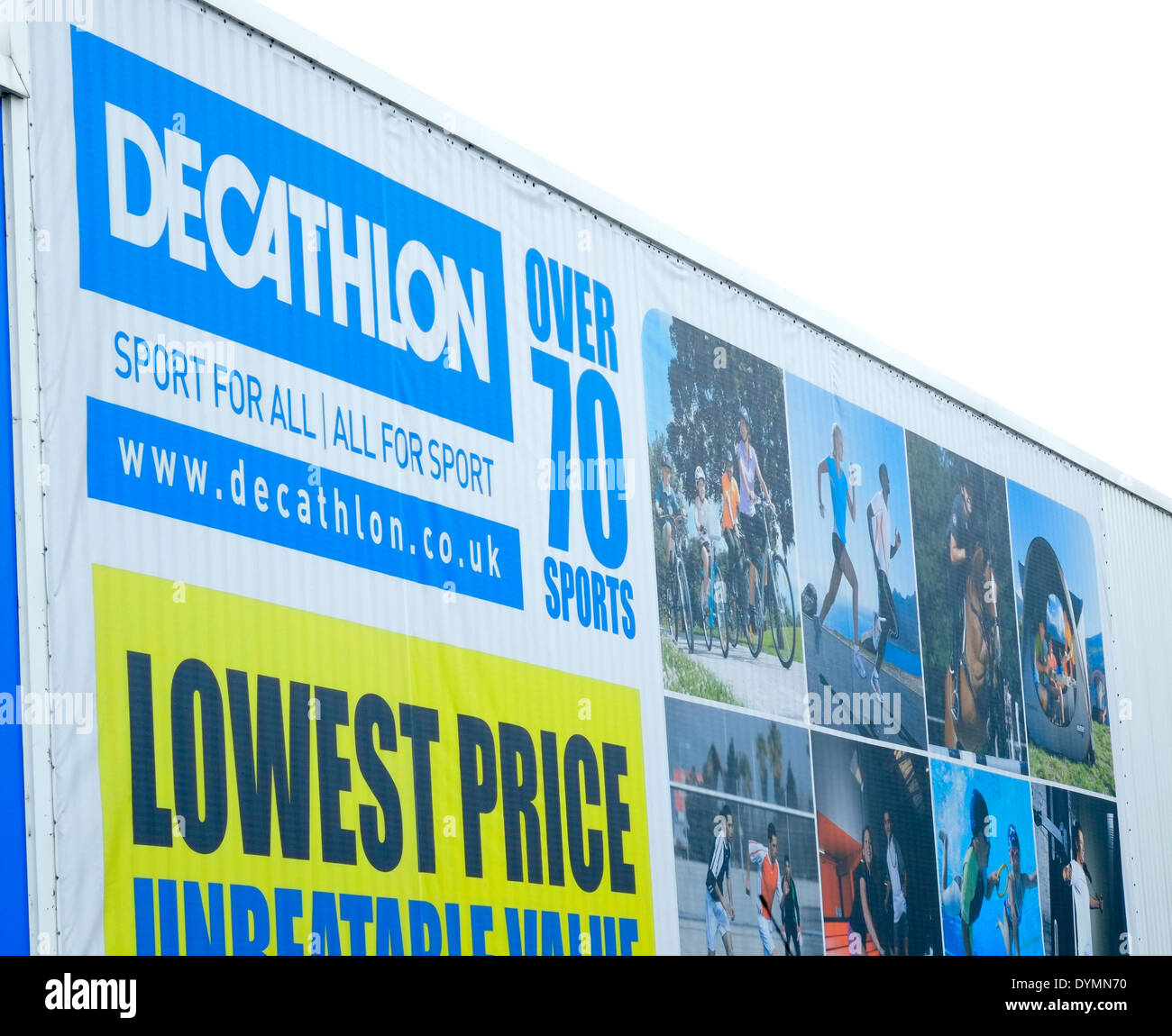 La publicité de plein air Decathlon wall banner UK Banque D'Images