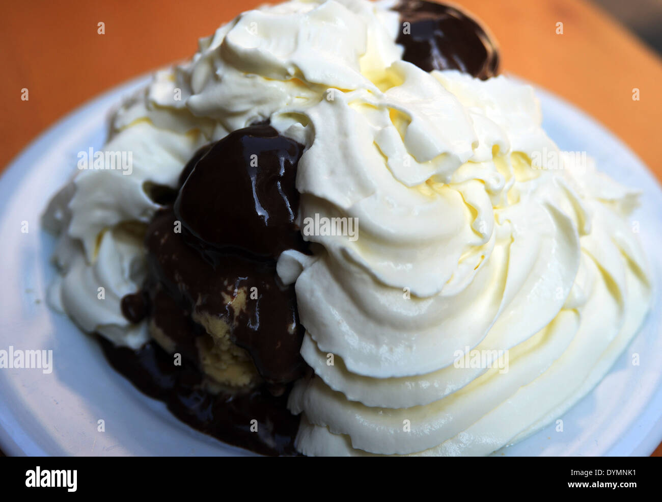 Profiterol, est une pâtisserie, rempli avec de la glace par exemple, et accompagné de crème et de sirop de chocolat ; typique de la France Banque D'Images