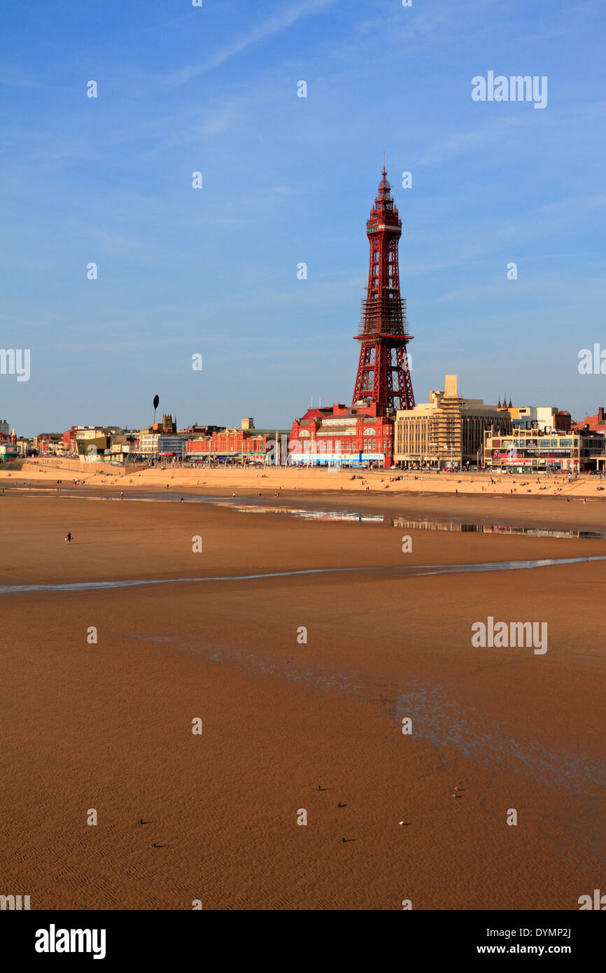 La tour de Blackpool, promenade de la plage et du front de la régénération, Blackpool, Lancashire, Angleterre, Royaume-Uni. Banque D'Images