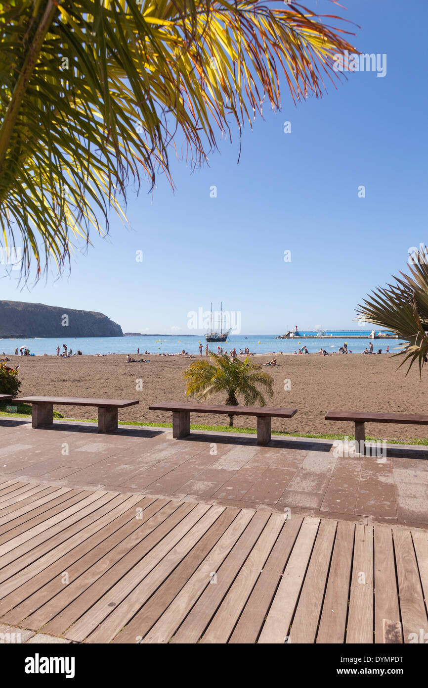 Vue sur la plage et le port de Los Cristianos, Tenerife, Canaries, Espagne. Banque D'Images