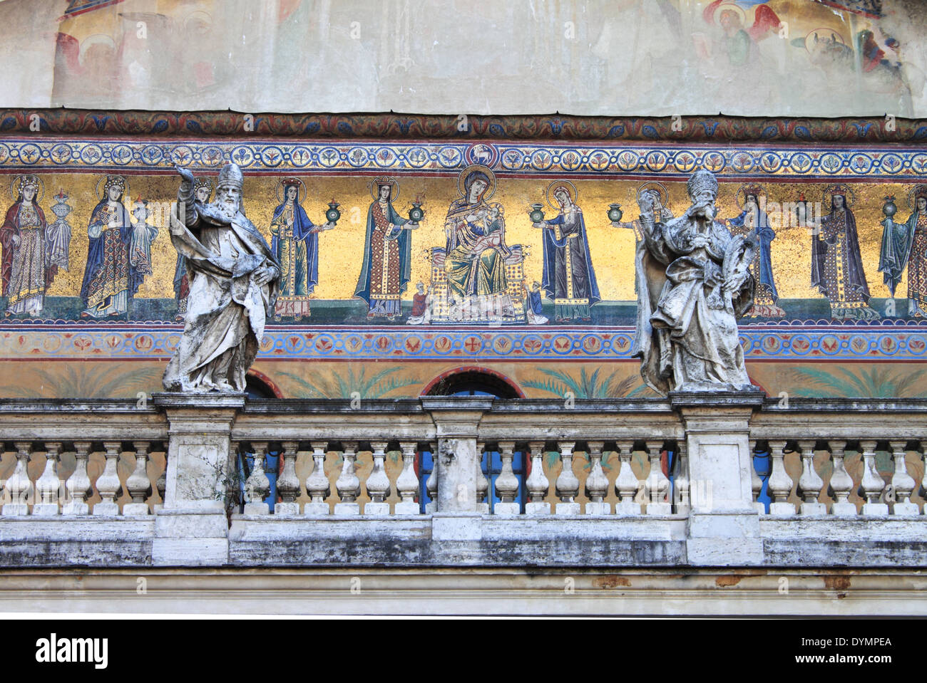 Façade de l'église Sainte Marie du Trastevere. Rome, Italie Banque D'Images