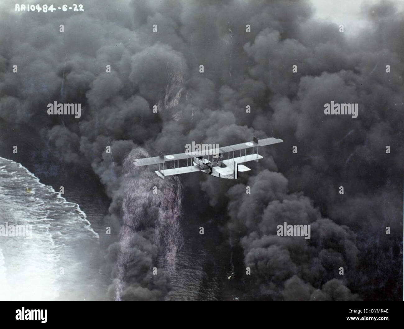 Cette image montre BJ Peterson avec le Curtiss F5L, un hydravion utilisé pour la reconnaissance pendant la IIe Guerre mondiale. Le F5L a joué un rôle important dans les patrouilles côtières et la guerre anti-sous-marine sur le théâtre Pacifique. Banque D'Images