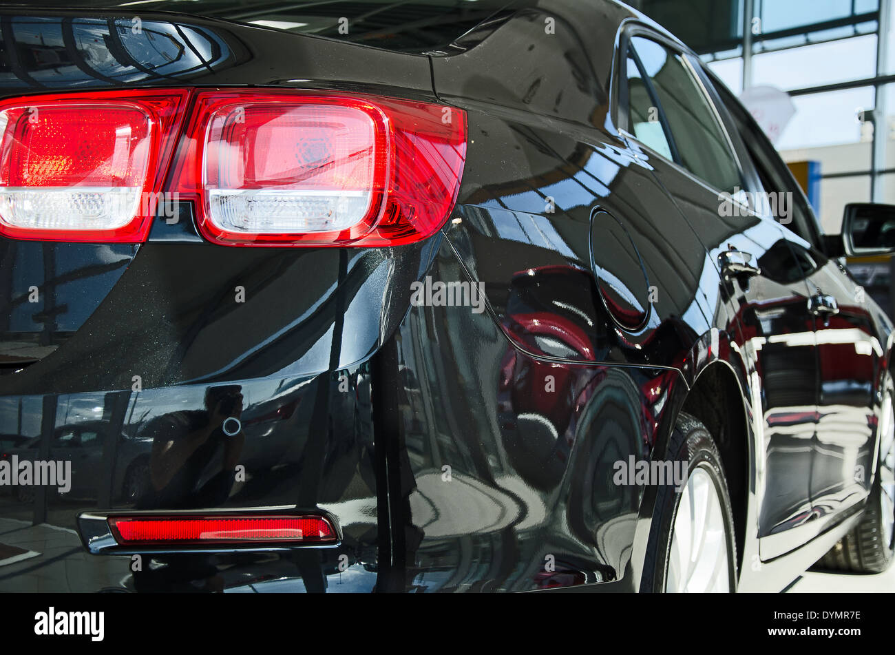 Black nouvelle voiture chez le concessionnaire de beauté. Banque D'Images