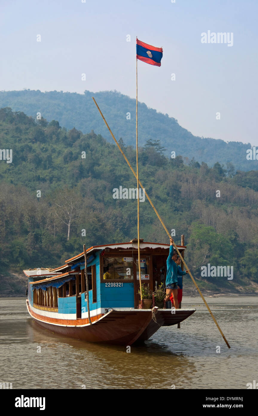 Vue verticale d'un bateau lent sur le Mékong d'un jour ensoleillé. Banque D'Images