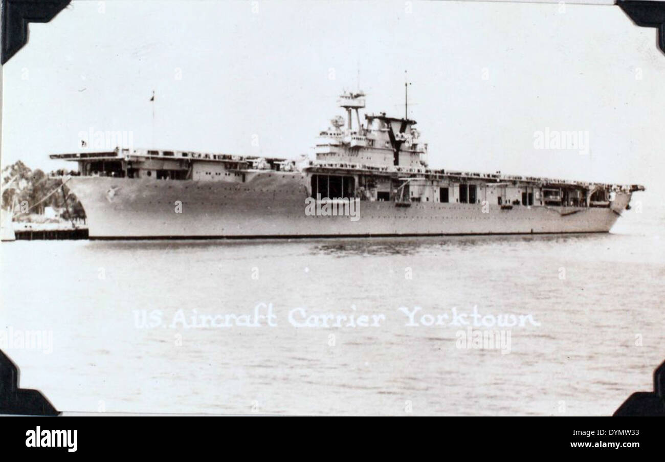 Cette photo montre l'USS Yorktown (CV-5), un porte-avions de la marine américaine. Le porte-avions de classe Yorktown sert pendant la seconde Guerre mondiale et joue un rôle déterminant dans les grandes batailles du Pacifique, comme la bataille de Midway. Il était connu pour sa résilience et son rôle important dans l'aviation navale. Banque D'Images