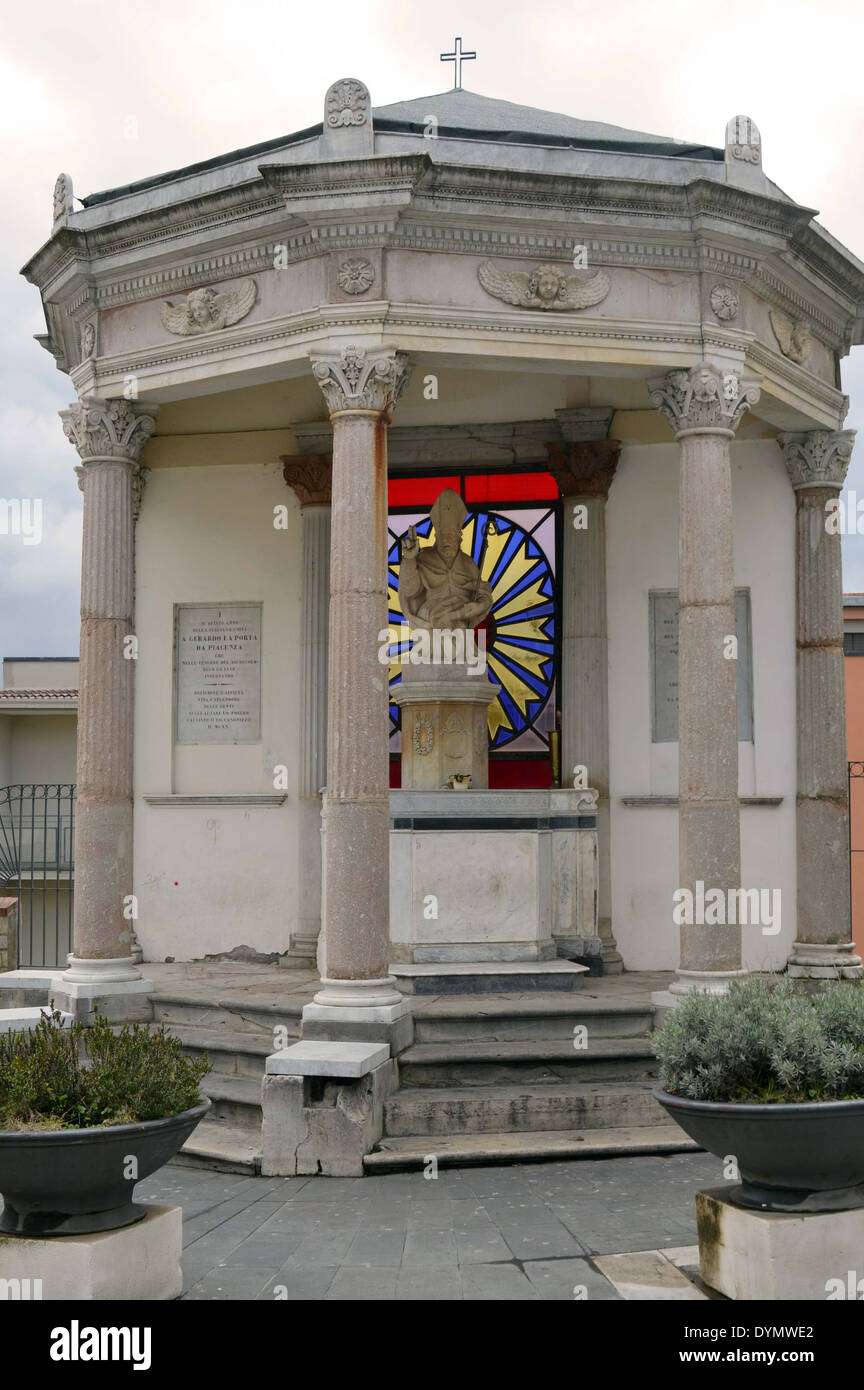 La statue est pour la bénédiction et la sanctification d'un pape en 1860 qui mourut en 1809. En Potenza. Banque D'Images