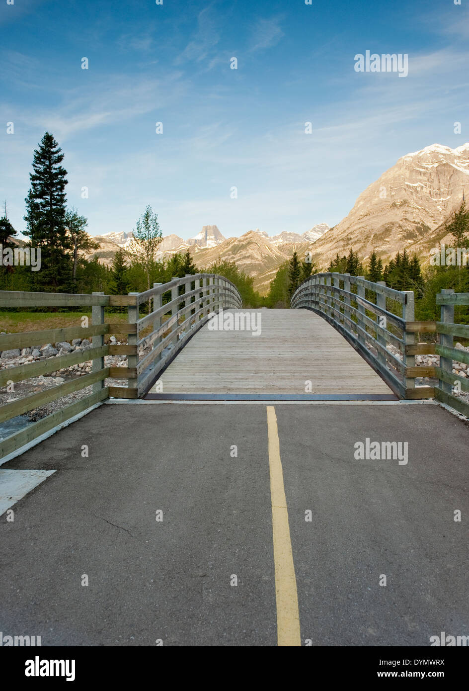 Pont de bois sur un sentier de randonnée à vélo à travers les montagnes Banque D'Images