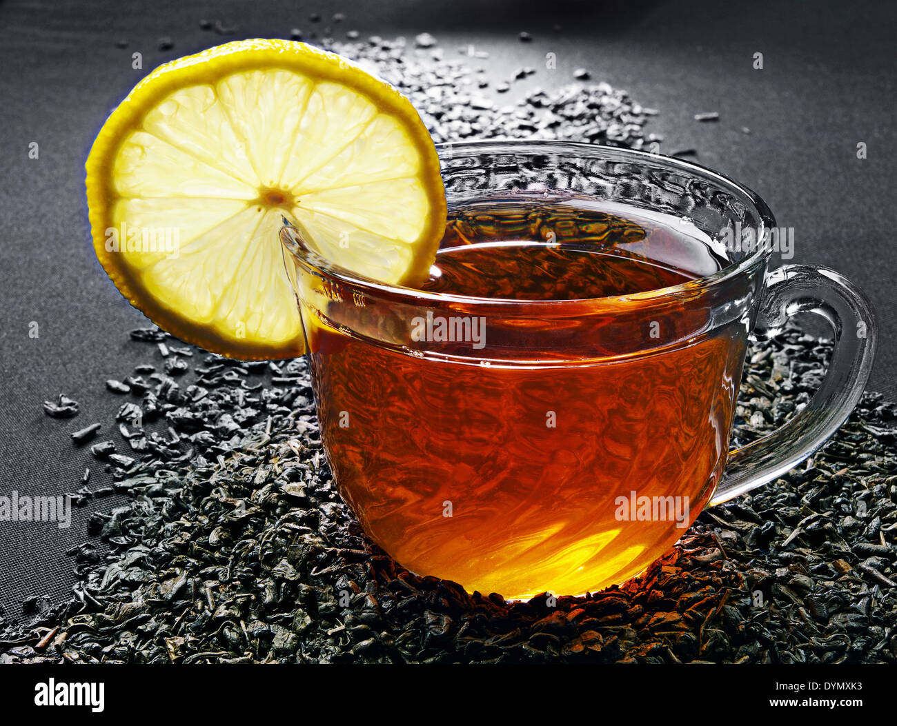 Tasse en verre de thé au citron Banque D'Images