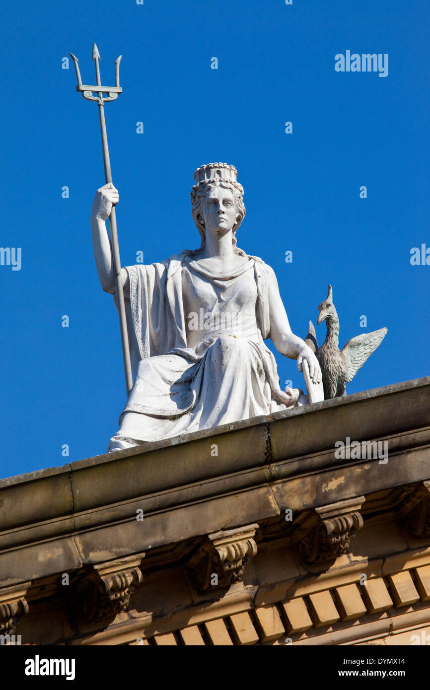 L'esprit de Liverpool statue en marbre blanc assis fièrement sur le haut de la Walker Art Gallery de Liverpool. Banque D'Images