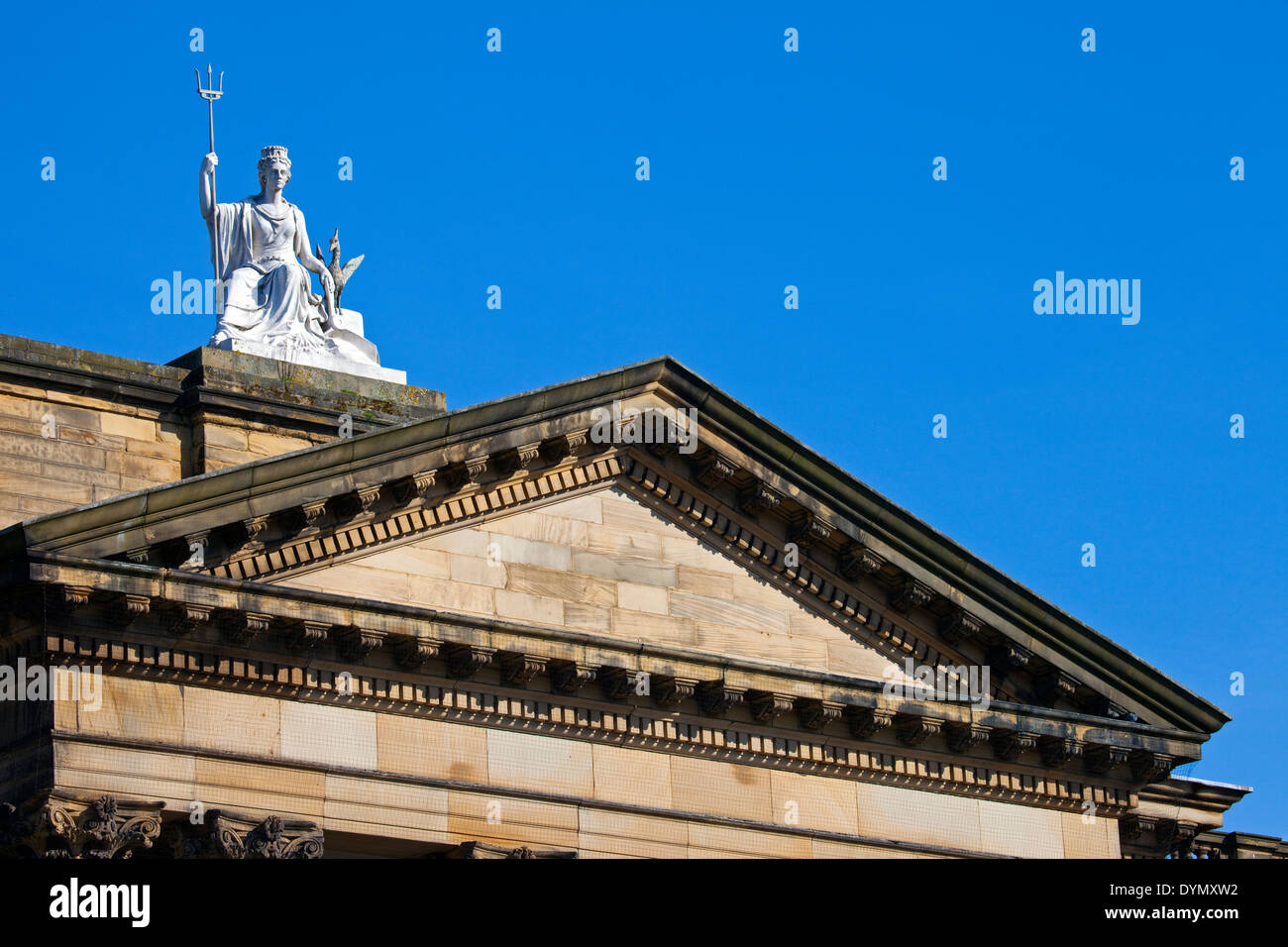 L'esprit de Liverpool statue en marbre blanc assis fièrement sur le haut de la Walker Art Gallery de Liverpool. Banque D'Images