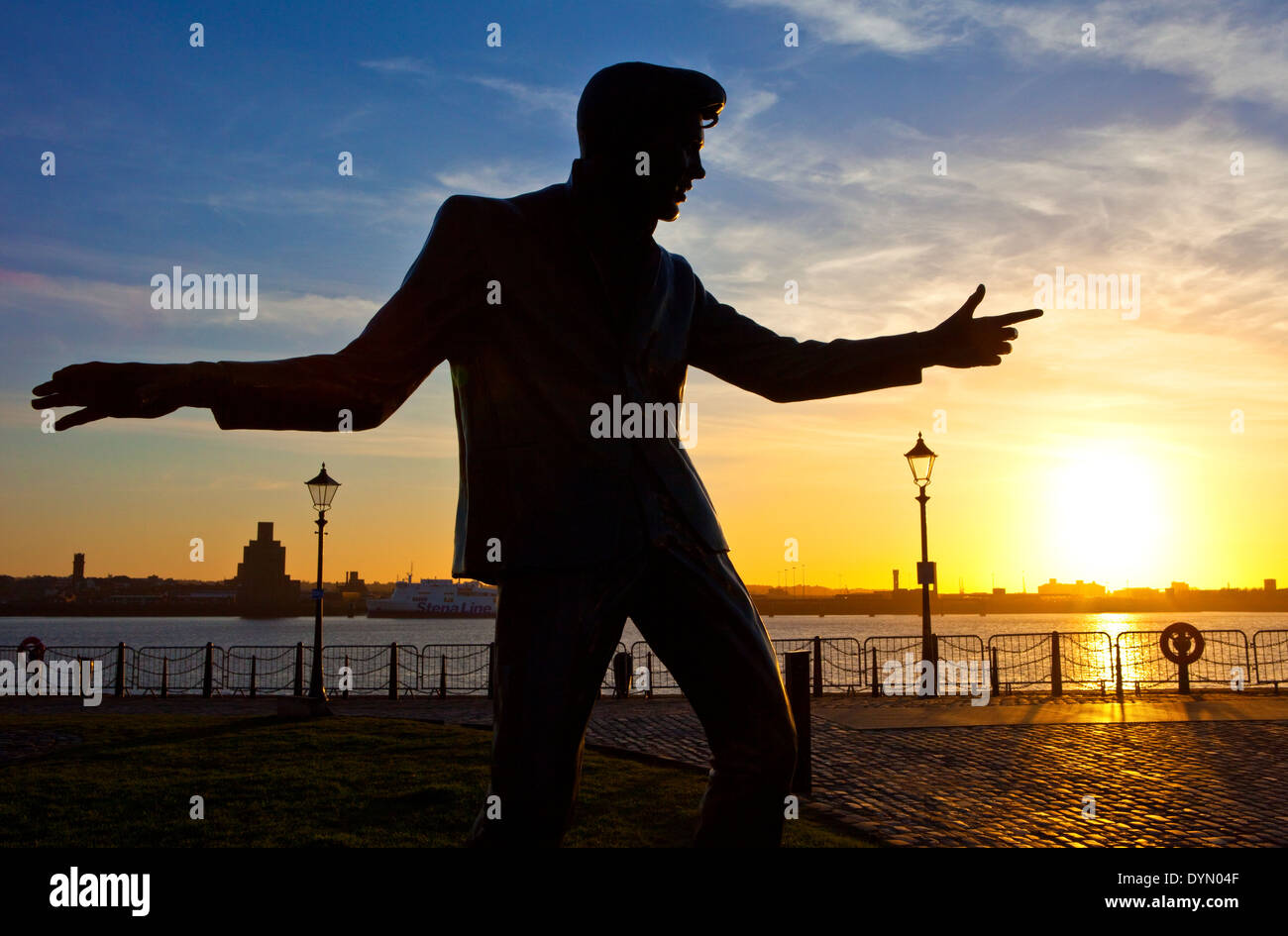 La silhouette d'une statue dédiée à la légendaire singer Billy Fury situé sur l'Albert Dock de Liverpool. Banque D'Images