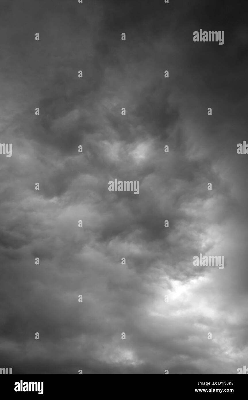 Les nuages gris foncé dans le ciel avant la pluie photo verticale. Banque D'Images