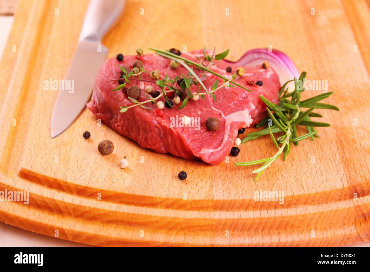 Steak de bœuf juteux avec des épices et de l'acier couteau, Close up Banque D'Images