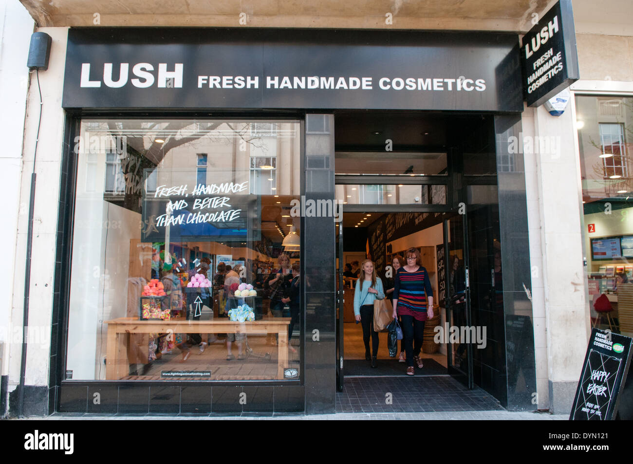 Vue de l'attention des passants de la Fresh Handmade Cosmetics et beauty store LUSH dans à Bristol Broadmead shopping avec deux femmes sortant de la porte Banque D'Images