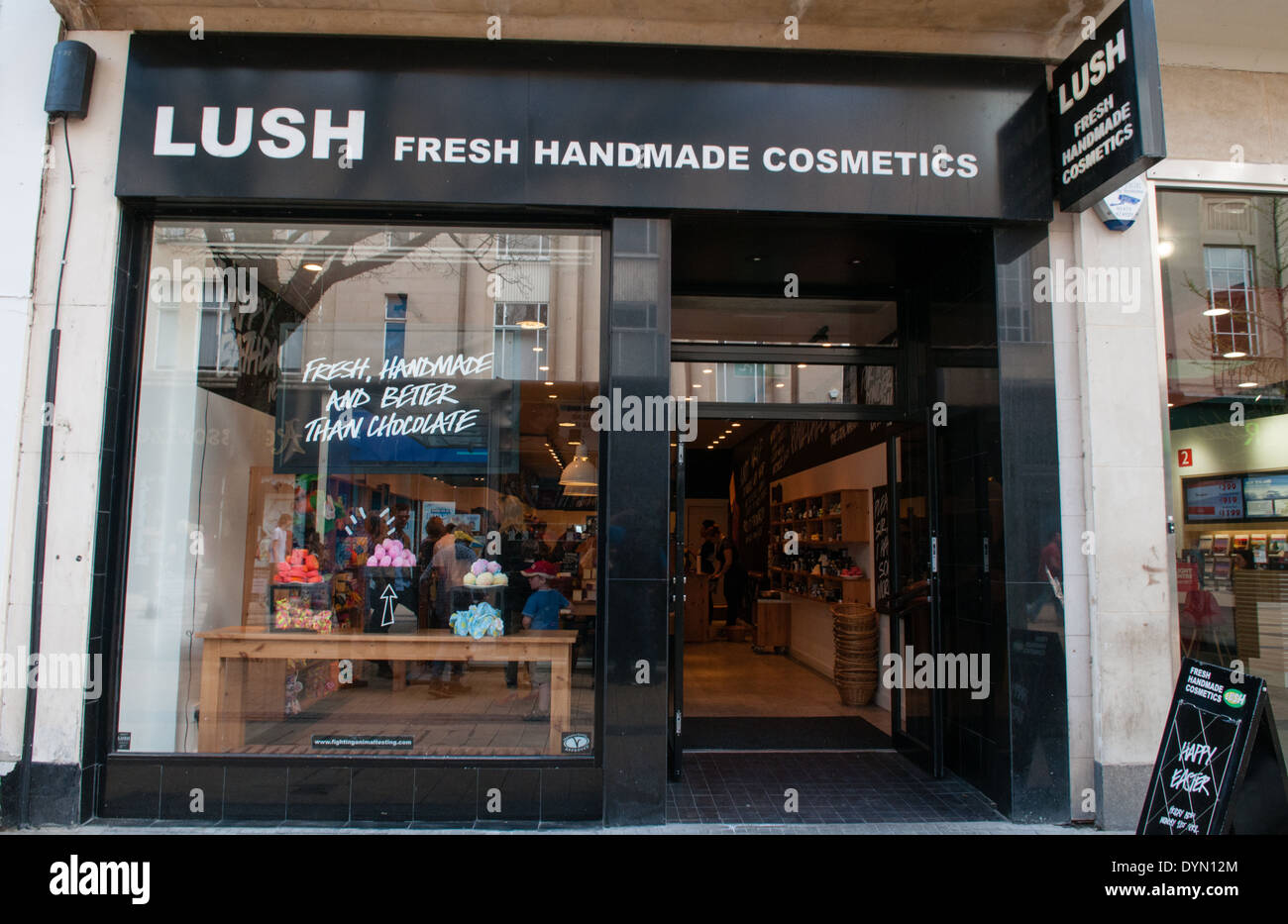 Vue de l'attention des passants de la Fresh Handmade Cosmetics et beauty store LUSH dans à Bristol Broadmead shopping avec deux femmes sortant de la porte Banque D'Images