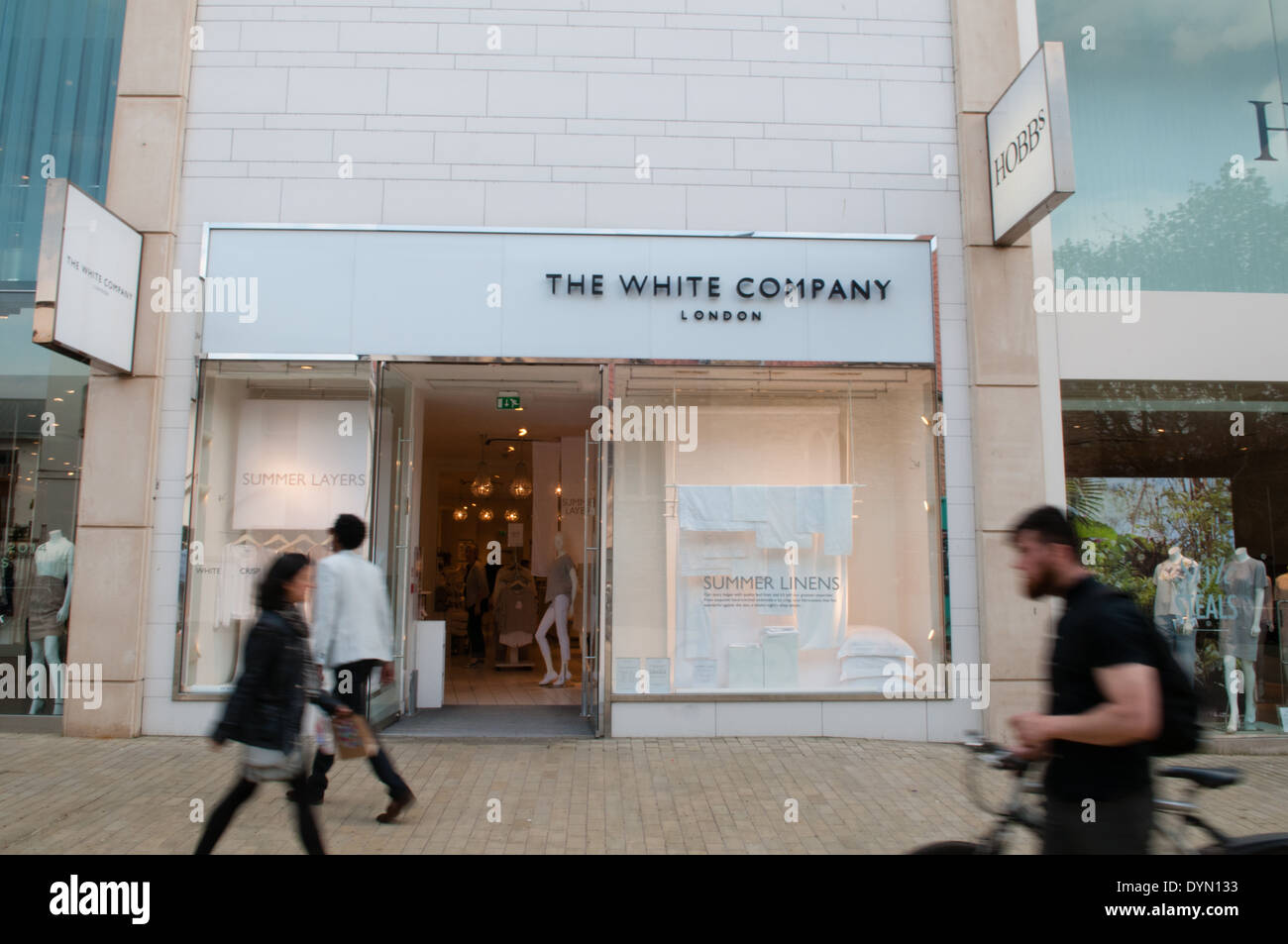 Shoppers passé l'attention des passants de la vie store la société blanche haut de gamme dans la zone commerçante de Cabot Circus bristol Banque D'Images