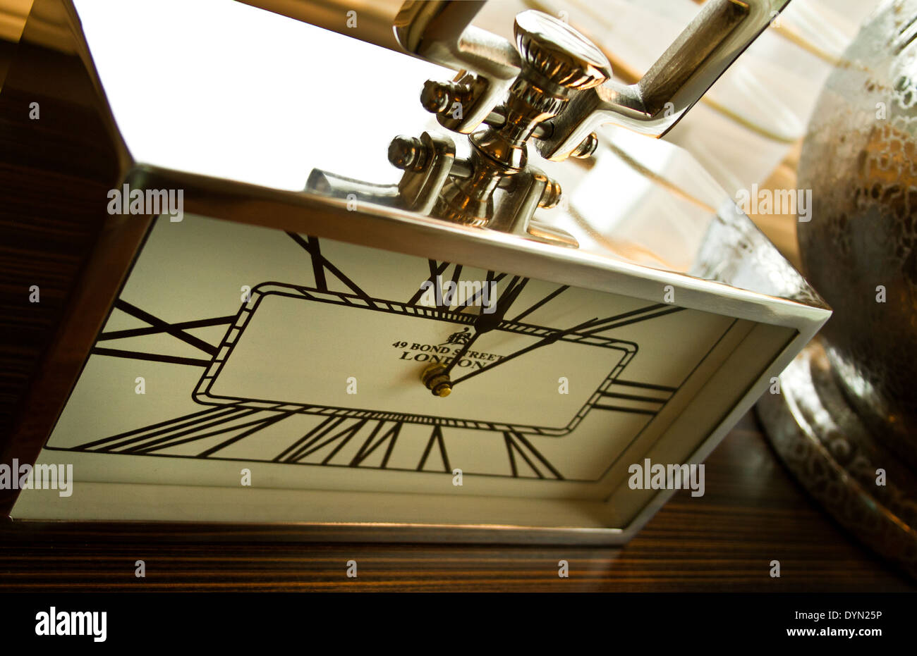 Belle horloge rétro sur table de nuit en maison de luxe à Windermere, Floride Banque D'Images