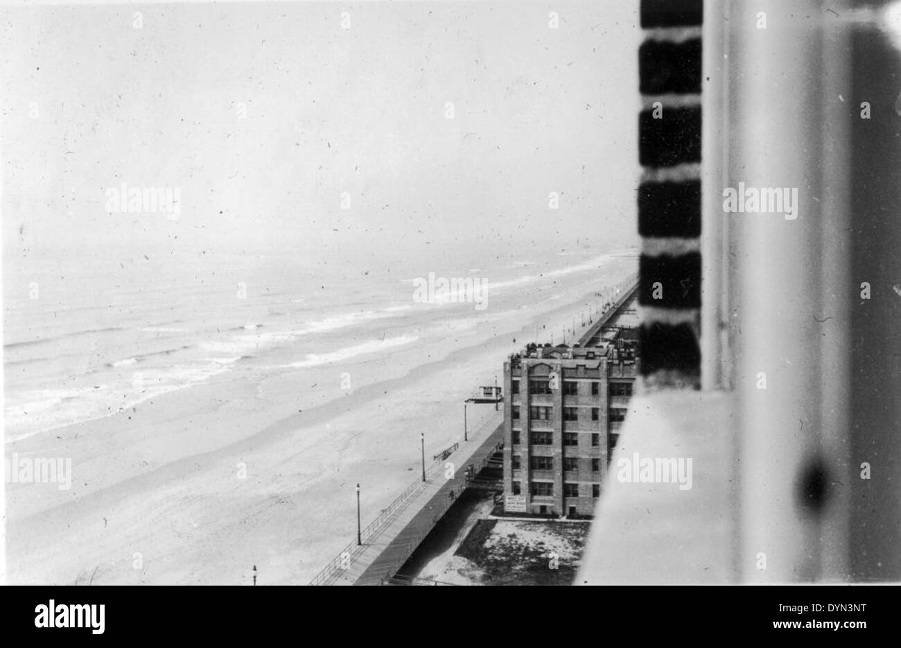 Cette image montre une scène de plage à North Island, où les activités de l'aviation de l'US Navy ont eu lieu, montrant le lien étroit entre les opérations navales et les sites côtiers au milieu du XXe siècle. Banque D'Images