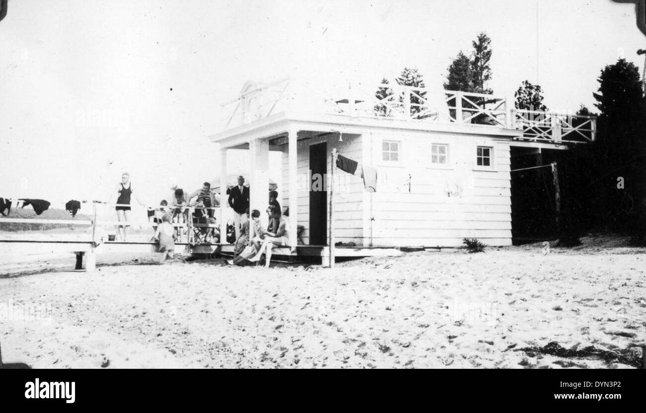 Cette photo capture une scène de plage près de North Island, qui abrite une base aérienne de l'US Navy, mettant en valeur les activités de l'aviation navale. North Island est un site important pour les opérations aériennes de la marine américaine depuis de nombreuses années. Banque D'Images