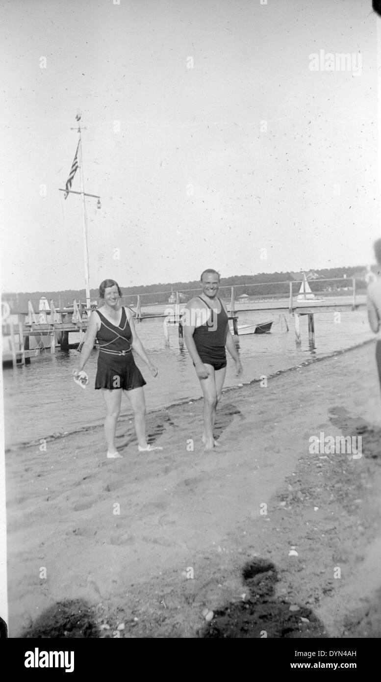 Cette photo capture une scène de plage près de North Island, San Diego, avec un accent sur les opérations aériennes de l'US Navy. North Island est depuis longtemps un site clé pour l'aviation navale et la maintenance des aéronefs. Banque D'Images