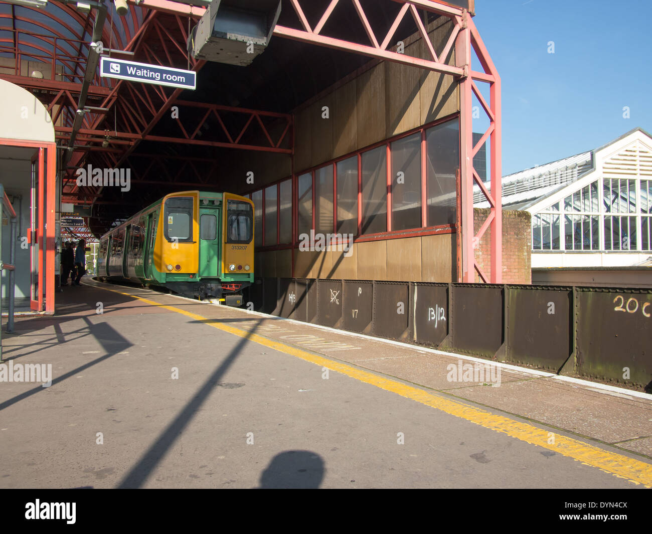 Un Southern Rail train debout à la gare de Portsmouth et Southsea Banque D'Images