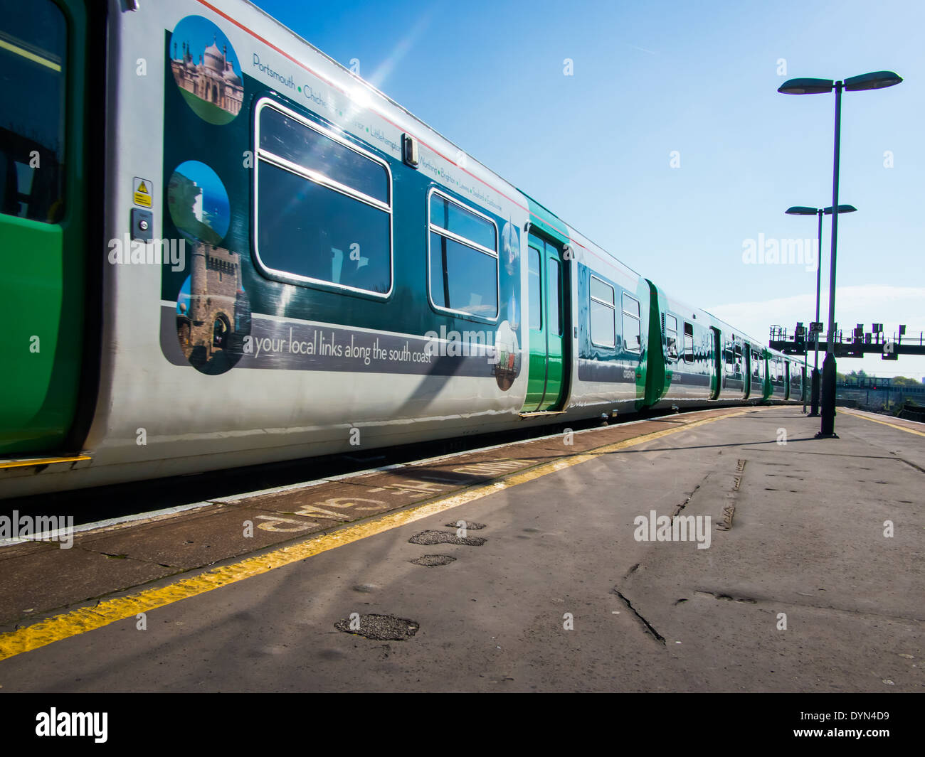 Un Southern Rail train debout à une plate-forme de la gare Banque D'Images