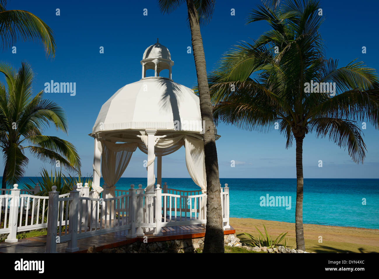 Chapelle de Mariage avec des palmiers à un Varadero Cuba beach resort par la baie de Cardenas océan Atlantique Banque D'Images